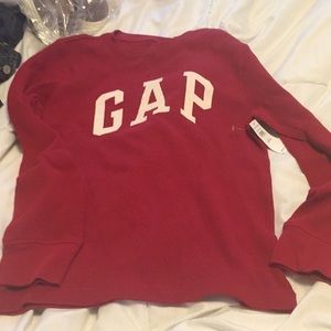 NWT GAP  RED logo with white write upthermal boys shirt large 10-12
